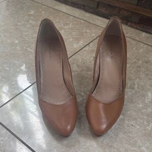 Classic Tan Leather Pointed-Toe Women's Pumps Tahari
